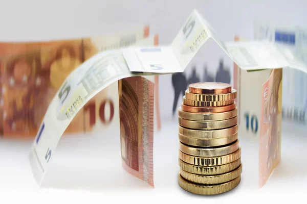 Euro moneda y personas siluetas — Foto de Stock