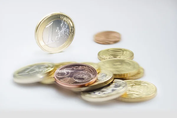 Uma moeda de euro e moedas de euro — Fotografia de Stock