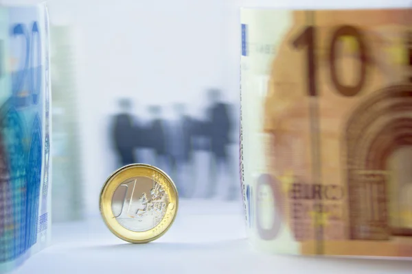 Euro waluty i ludzie sylwetki — Zdjęcie stockowe