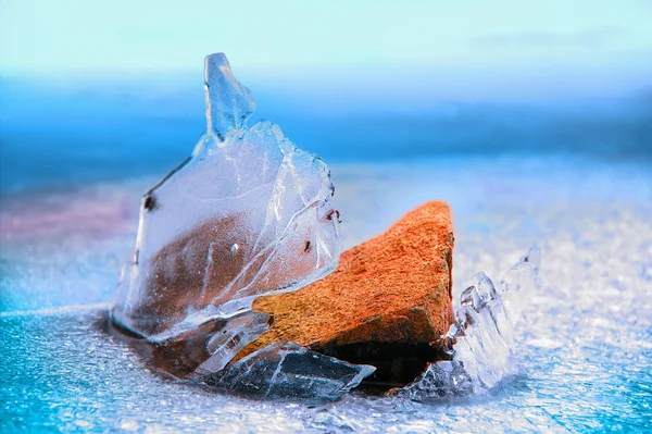 Orangefarbener Stein bricht durch das Eis — Stockfoto