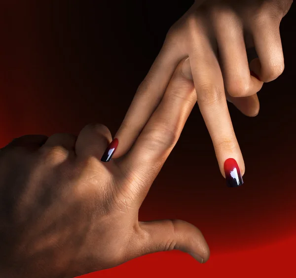 Man trycka fingret mellan kvinnans fingrar — Stockfoto