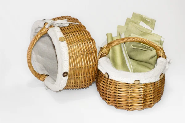 Duas cestas de vime com pano de linho — Fotografia de Stock