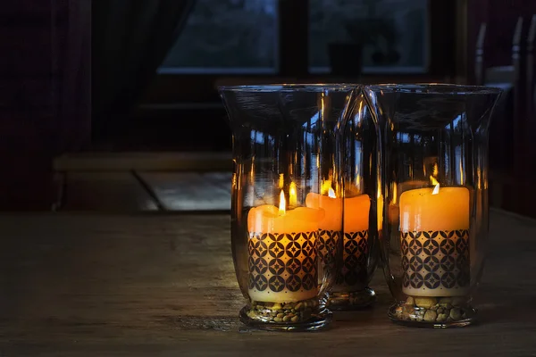Drei Kerzen mit Ornamenten in einem Glashalter — Stockfoto