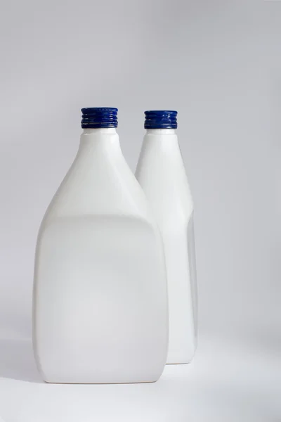 Dwa białe butelki z tworzyw sztucznych — Zdjęcie stockowe