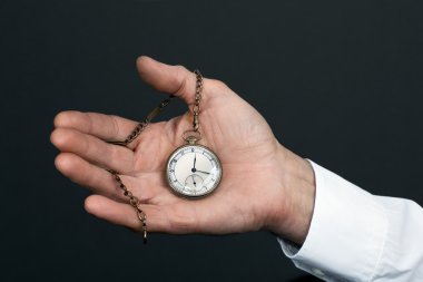 Yaşlı adamın el vintage bir saati ile