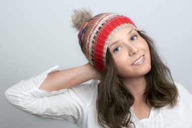 Kızın yüzü örme şapka ile gülümseyen