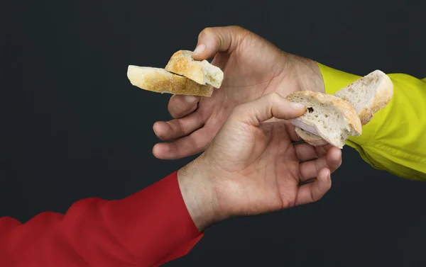 白パンの 2 つの平和と二人の手 — ストック写真