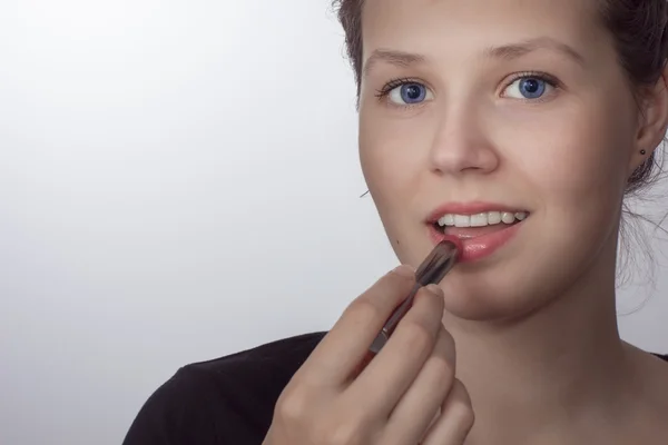 Mädchengesicht mit rotem Lippenstift — Stockfoto