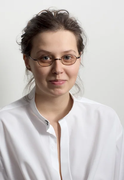 Joven mujer sonriente con gafas —  Fotos de Stock