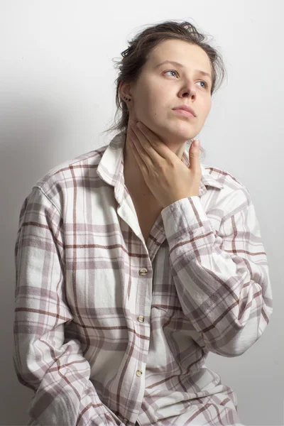 Chica midiendo el pulso en el cuello — Foto de Stock