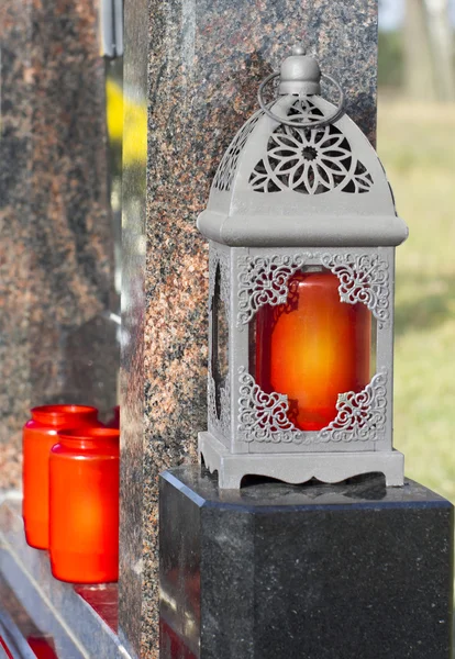 Lanterna con una candela rossa — Foto Stock