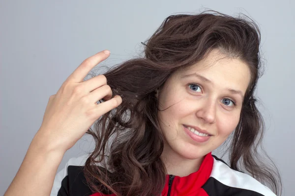 Улыбаясь лицо девушки и рука взъерошенные волосы — стоковое фото