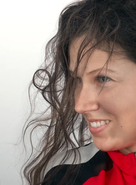 Joven chica sonriente con el pelo acariciado —  Fotos de Stock