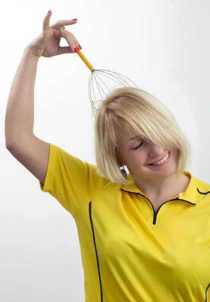 Улыбающаяся женщина с инструментом для массажа головы — стоковое фото