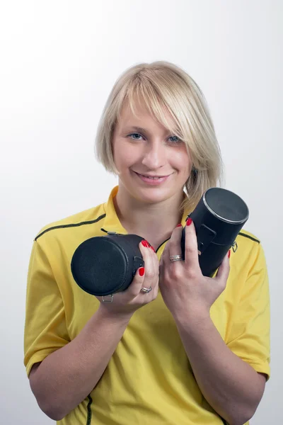 Ung kvinna med två bärväskor för lins — Stockfoto