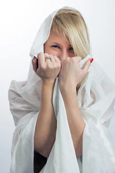 Mujer joven con un paño blanco y uñas rojas —  Fotos de Stock