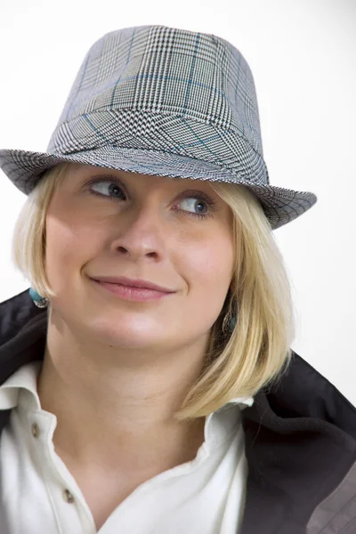 Mujer joven con un sombrero — Foto de Stock