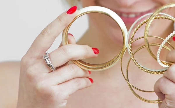 Vrouw handen met gouden armbanden — Stockfoto