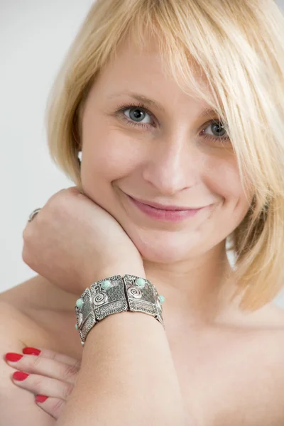 Porträt einer jungen Frau mit silbernem Armband — Stockfoto