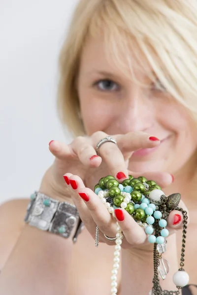 Cara y manos de mujer con uñas rojas y joyas —  Fotos de Stock