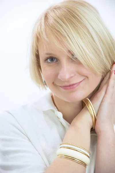 Junge Frau mit goldenen Armbändern — Stockfoto