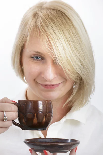 Mujer joven con una taza de barro — Foto de Stock