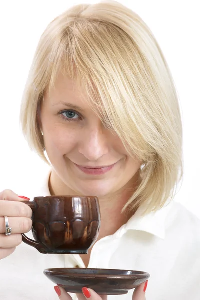 Mujer joven con una taza de barro — Foto de Stock