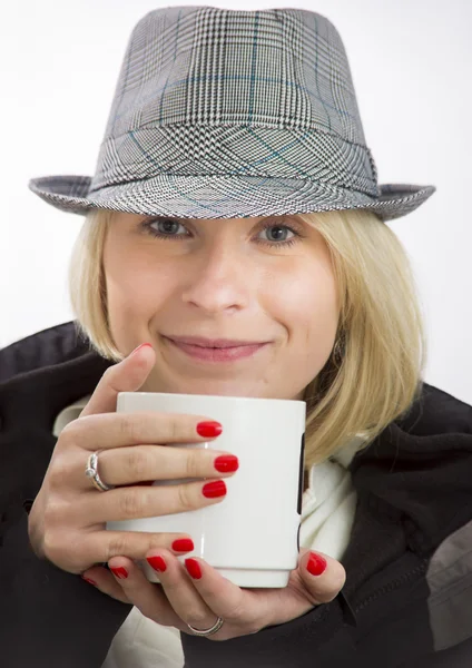 Mujer joven con sombrero y copa blanca — Foto de Stock