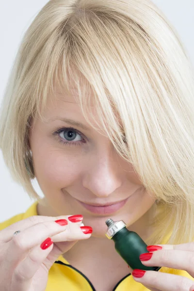 Jeune femme avec une petite bouteille verte — Photo