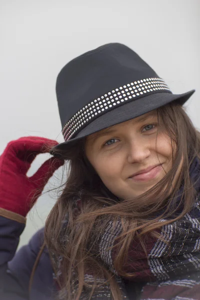 Lächelndes Mädchen mit schwarzem Hut — Stockfoto