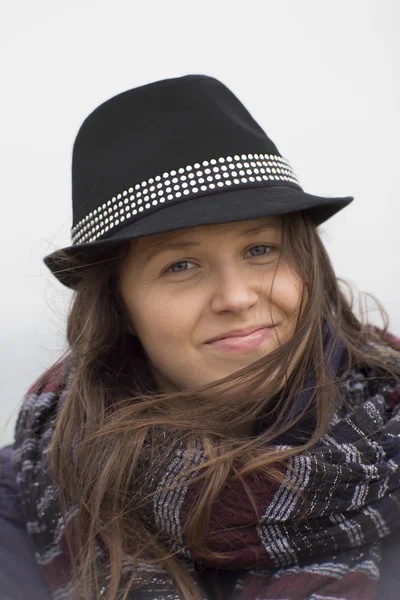 Sonriente chica con un sombrero negro —  Fotos de Stock