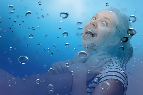 Mujer siendo estrangulada bajo el agua — Foto de Stock