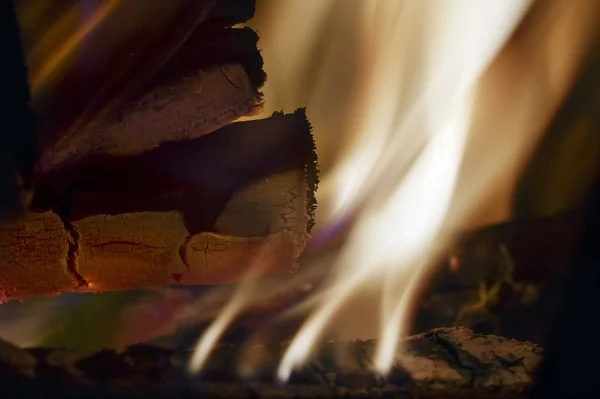 燃烧木材和煤渣 — 图库照片