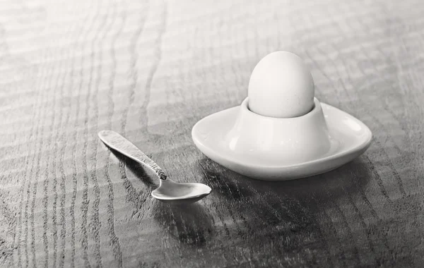 Jajko w Bianco i łyżką na stole — Zdjęcie stockowe