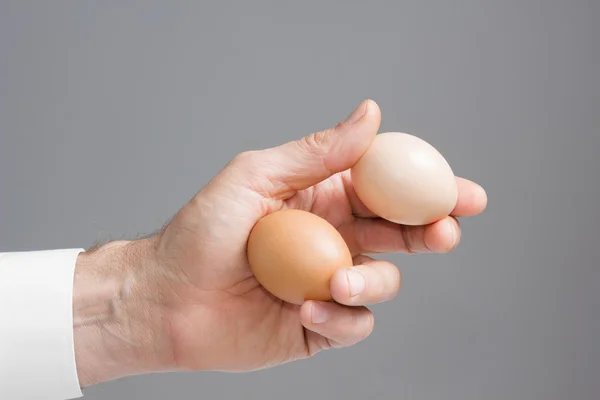 Мужской ручной с двумя куриными яйцами . — стоковое фото