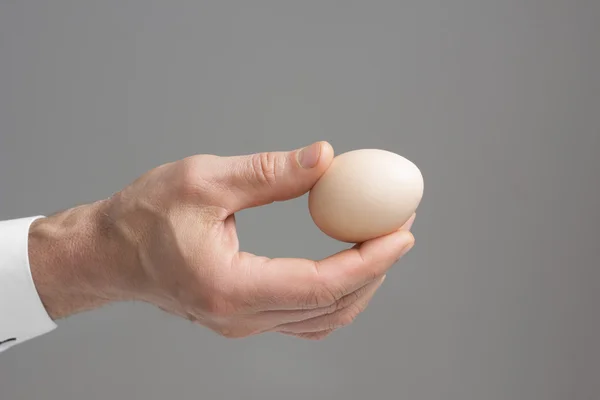 男性の鶏の卵と手. — ストック写真