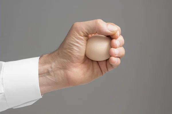 男性の鶏の卵と手. — ストック写真