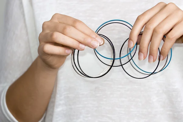 Meisje handen met sieraden — Stockfoto