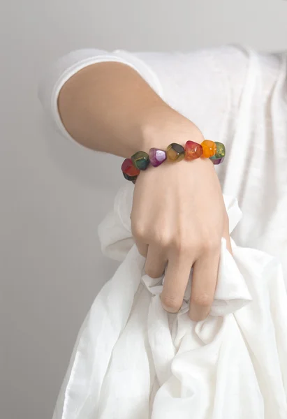 Flickans hand med multicolor armband — Stockfoto
