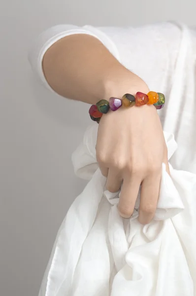 Flickans hand med multicolor armband — Stockfoto