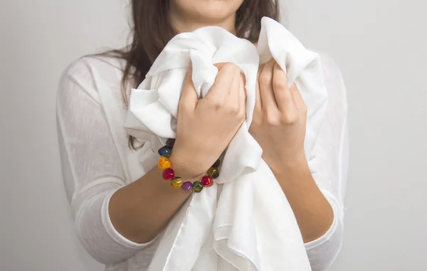 Junge Frauenhände mit mehrfarbigem Armband — Stockfoto