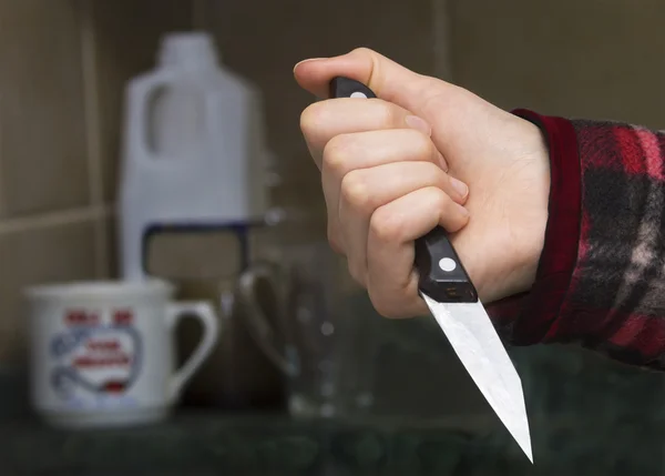 Kızın elini bir bıçak ile