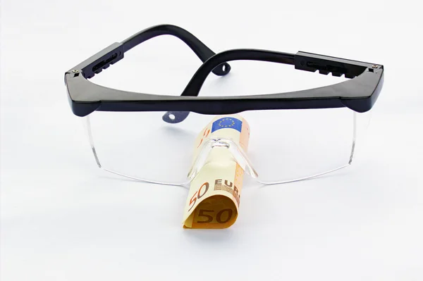 Skyddsglasögon och femtio eurosedeln — Stockfoto