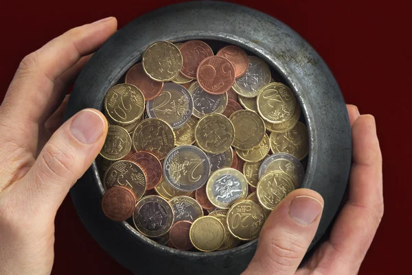 Die Hände des Mannes halten einen Topf mit Euromünzen — Stockfoto