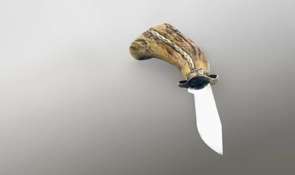 Vecchio coltello da caccia artigianale con manico in corno di cervo — Foto Stock