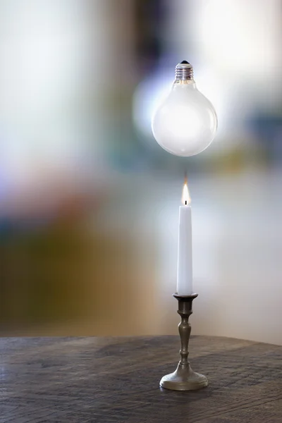 Candela bianca e una lampadina — Foto Stock