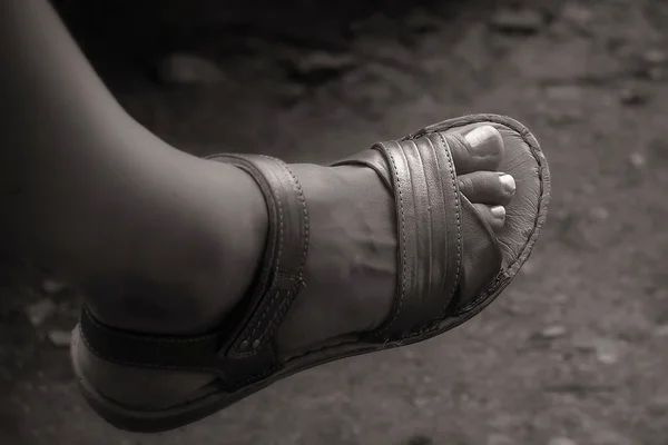 Pie de mujer con sandalia — Foto de Stock