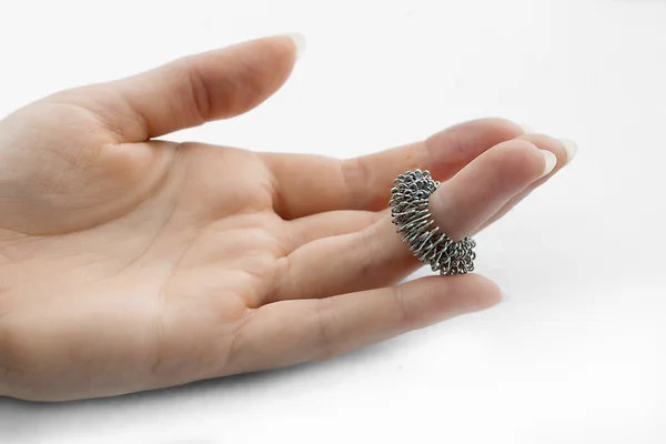 Mano de mujer con anillo de masaje en un dedo —  Fotos de Stock