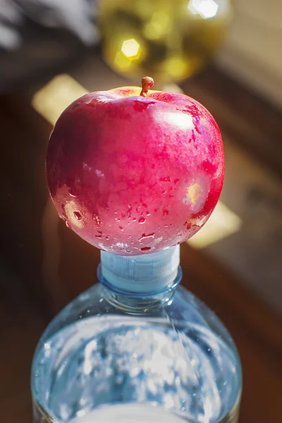 Manzana Roja Una Botella Plástico Azul Con Agua Mineral —  Fotos de Stock