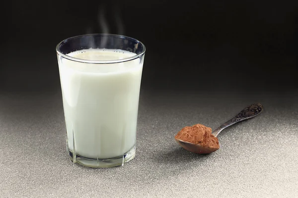 Ποτήρι γάλα και ένα κουτάλι κακάο — Φωτογραφία Αρχείου